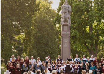 Europos stalinizmo ir nacizmo aukų atminimo bei Baltijos kelio diena paminėta tremtinių chorų...