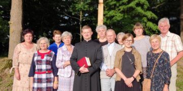 Raišupio kaimo  kapinėse pašventintas naujas medinis kryžius