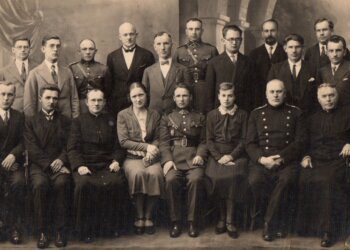 Iš kairės trečias sėdi Jonas Totoraitis