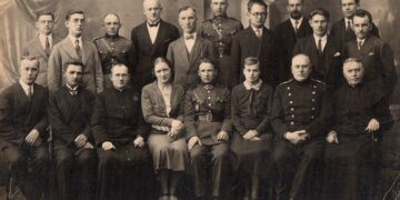 Iš kairės trečias sėdi Jonas Totoraitis