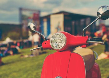 Šakiuose girti vaikinas su mergina liko be motorolerio ir mašinos