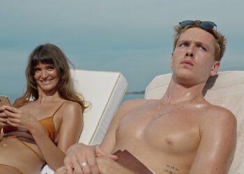 Kadras iš Rubenui Östlundo filmo „Liūdesio trikampis“