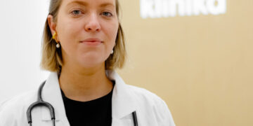 Gydytoja atsakė, ar sveika gerti vandenį prieš miegą ir kam geriau to nedaryti