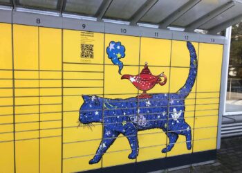 Mieste ant paštomato vaikštinės katinas