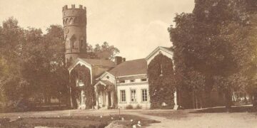 Paežerių dvaro tarnų namai ir Belvederio bokštas 1916 m.