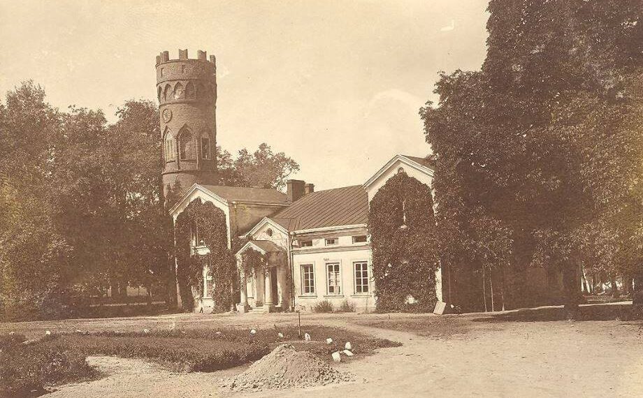 Paežerių dvaro tarnų namai ir Belvederio bokštas 1916 m.