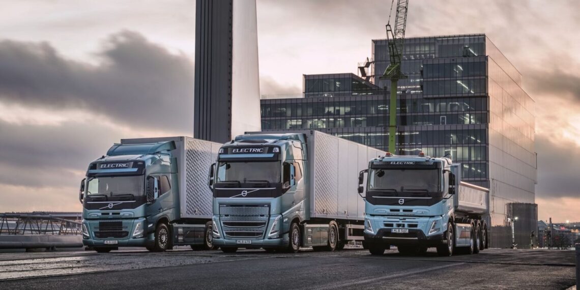 Proveržio kulminacija - „Volvo Trucks“ pradeda serijinę elektrinių sunkvežimių gamybą