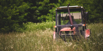 Girto traktorininko nuotykiai: be teisių, bet su sunkiu girtumo laipsniu