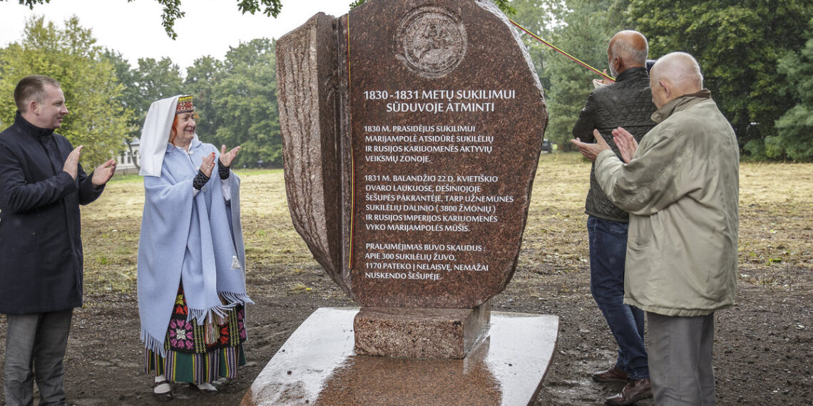 Atidengtas  paminklinis akmuo 1831 m. sukilimo įvykiams Marijampolės apylinkėse atminti