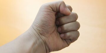 Neblaivus jaunuolis pakėlė ranką prieš garbaus amžiaus moterį