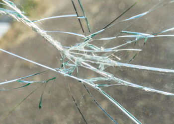 Nelaimė tykojo nuosavame kieme – moterį sužalojo pariedėjęs autobusas