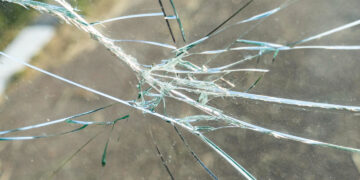 Nelaimė tykojo nuosavame kieme – moterį sužalojo pariedėjęs autobusas