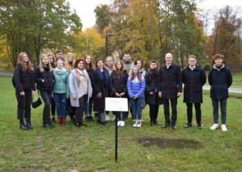 Vilkaviškyje pasodintas ,,Jaunimo metams" skirtas ąžuoliukas