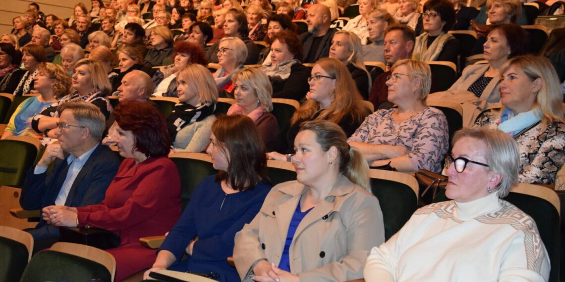 Vilkaviškio rajono savivaldybė pedagogams Mokytojų dienos proga dovanojo spektaklį