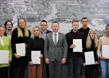 Įteiktos stipendijos kolegijos studentams ir profesinio rengimo centro moksleiviams