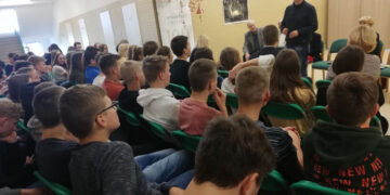 „Rudens literatūriniai skaitymai“ Punsko licėjuje. Kalba Viktoras Rudžianskas.