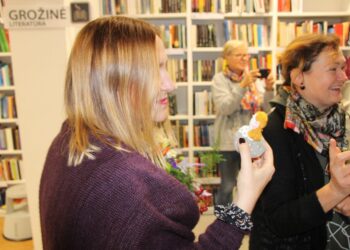 Neįgaliuosius vienijančių organizacijų renginiuose įspūdingos muilo gėlių puokštės ir veiklos apžvalgos