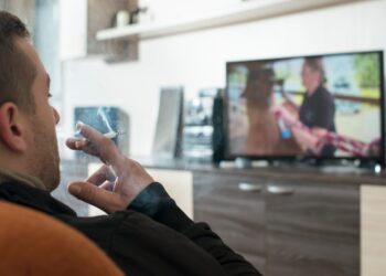 Rūkymas ne savo noru: kaip cigarečių dūmai kenkia aplinkiniams?