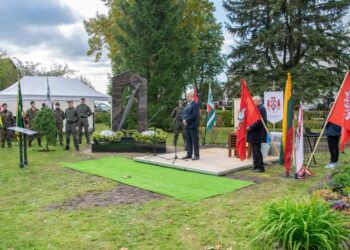 Sudarge atidengtas paminklas Melno taikos sutarties 600 metų sukakčiai paminėti (1422-2022).