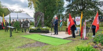 Sudarge atidengtas paminklas Melno taikos sutarties 600 metų sukakčiai paminėti (1422-2022).