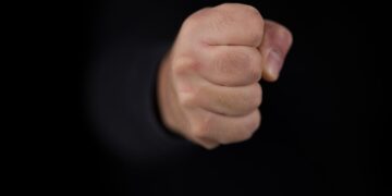 Alkoholis pridarė problemų – po smurto protrūkių neblaiviems asmenims teko pasisvečiuoti sulaikymo patalpose