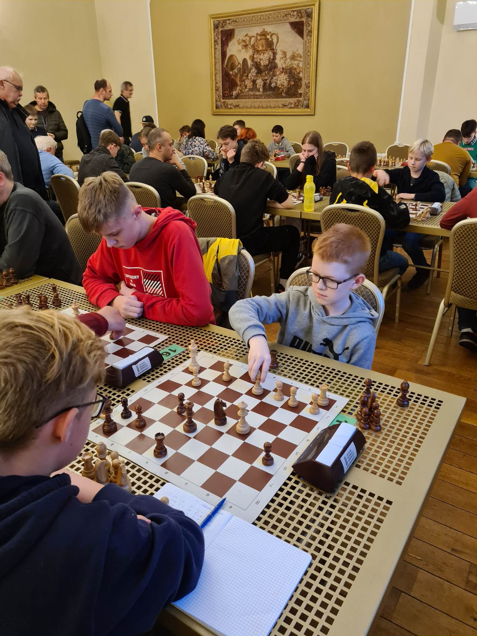 Broliai Norkeliūnai skina pergales prie šachmatų lentos