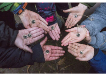 Geležies rūdos kelias - nuo gabalėlio dirvoje iki papuošalo ant kaklo