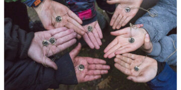 Geležies rūdos kelias - nuo gabalėlio dirvoje iki papuošalo ant kaklo