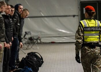 Tarnybą pradėjo kariai