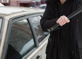 vagis daužia mašinos langą