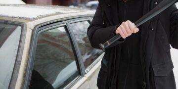 vagis daužia mašinos langą