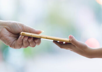 Vaikų naudojimasis telefonu