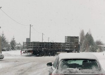 Pūgos padariniai: įstrigęs krovininis automobilis užblokavo sankryžą – gelbėjo kariškiai