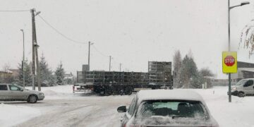 Pūgos padariniai: įstrigęs krovininis automobilis užblokavo sankryžą – gelbėjo kariškiai