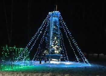 Netradicinė Kalėdų eglutė įžiebta Želsvoje