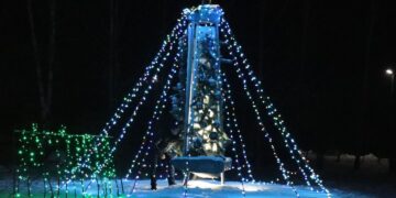 Netradicinė Kalėdų eglutė įžiebta Želsvoje