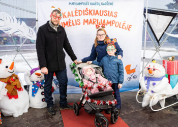 Gimstamumą šiemet skatinančioje Marijampolėje gyventojai savaitgalį šventiškai išpuošė vaikiškus vežimėlius