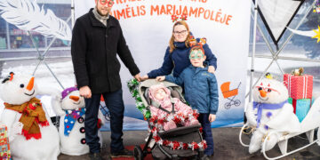 Gimstamumą šiemet skatinančioje Marijampolėje gyventojai savaitgalį šventiškai išpuošė vaikiškus vežimėlius