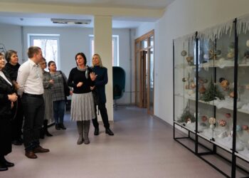 Asociacijos „Gyvastis“ paroda „Švenčių belaukiant“  stebina  spalvingais darbais ir originaliomis...