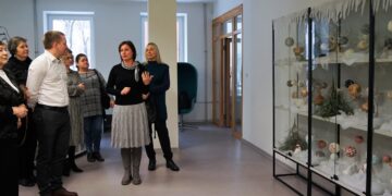 Asociacijos „Gyvastis“ paroda „Švenčių belaukiant“  stebina  spalvingais darbais ir originaliomis...