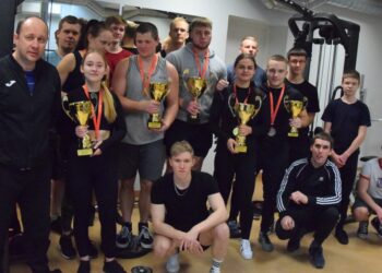 Kalėdinėse jėgos trikovės varžybose triumfavo V.Aušiūra ir K.Kamičaitytė