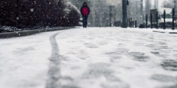 Ekspertų patarimai pėstiesiems: kokių klaidų nedaryti, kai slidu?