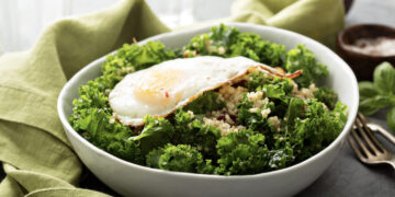 4 skaniausios kiaušinių salotos baltymų kupinam, sveikam šventiniam stalui