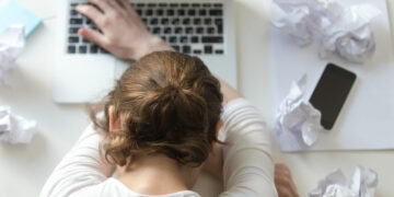 Psichologė įvardija, kaip atpažinti ir įveikti profesinį perdegimą: vien atostogų gali neužtekti