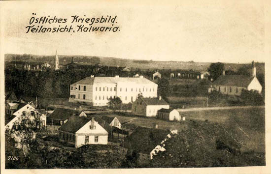 1914 m. Kalvarijos vaizdas iš bažnyčios bokšto. Dešinėje pusėje matyti liuteronų aldos namai su bokštu