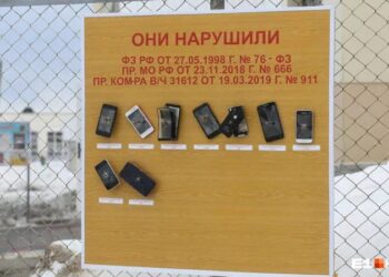 Nuotraukoje - viename iš karinių dalinių (seržantų mokomasis centras prie Sverdlovo) prie lentos prikalti telefonai