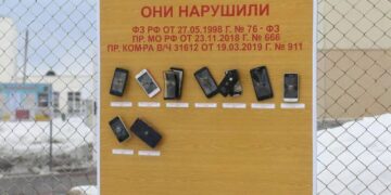 Nuotraukoje - viename iš karinių dalinių (seržantų mokomasis centras prie Sverdlovo) prie lentos prikalti telefonai