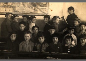 Kalvarijos mokyklos mokytoja ir mokiniai 1930