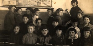 Kalvarijos mokyklos mokytoja ir mokiniai 1930