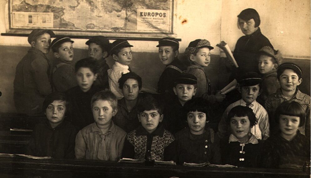 Kalvarijos mokyklos mokytoja ir mokiniai 1930